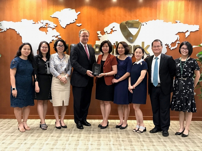 wells fargo bank trao tang giai thuong chat luong thanh toan xuat sac cho vietcombank