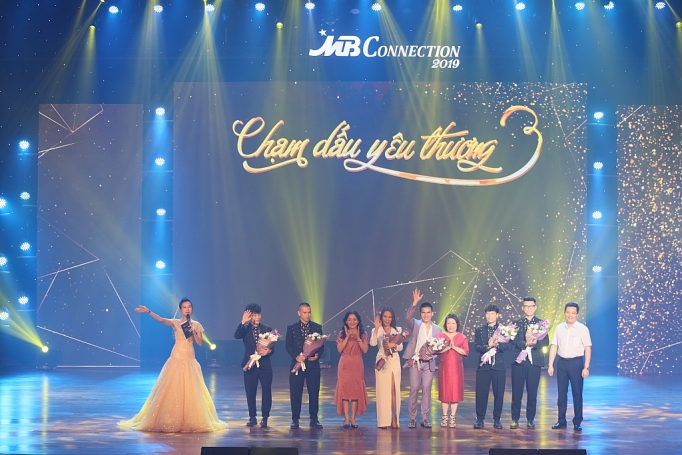 mb da nang to chuc live concert cham dau yeu thuong tri an khach hang