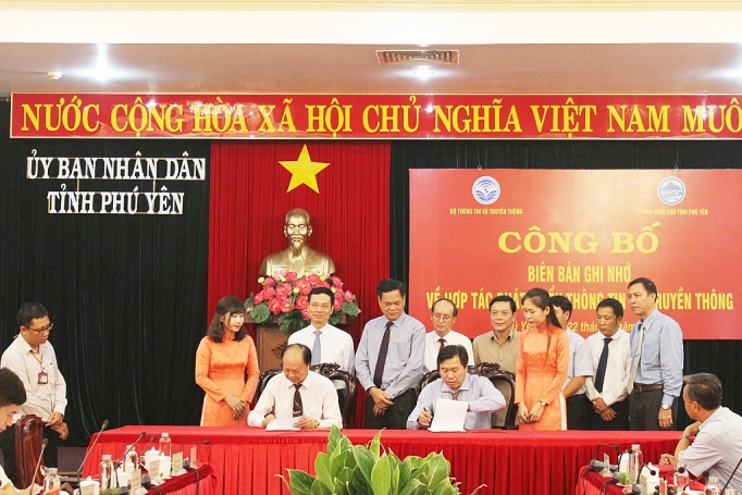 lienvietpostbank va tinh phu yen ky thoa thuan hop tac thuc day thanh toan khong dung tien mat