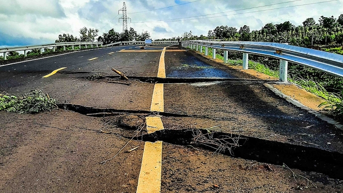 Khẩn trương khắc phục hư hỏng nền mặt đường Dự án đường Hồ Chí Minh qua Gia Lai khan truong khac phuc hu hong sat lun nen mat duong du an duong ho chi minh qua gia lai