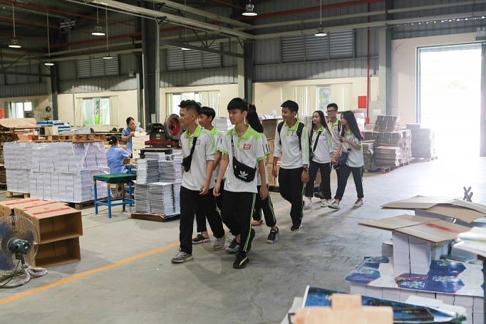 Văn phòng phẩm Hồng Hà:  Hành trình "Lưu truyền thống- Viết tương lai" van pho ng pha m ho ng ha ha nh tri nh luu truye n tho ng vie t tuong lai