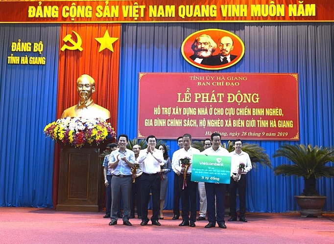 vietcombank tai tro 3 ty dong xay dung 50 can nha cho do i tuo ng chinh sach tinh ha giang