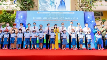 Trao tặng mũ bảo hiểm cho học sinh lớp Một toàn quốc năm học 2020-2021