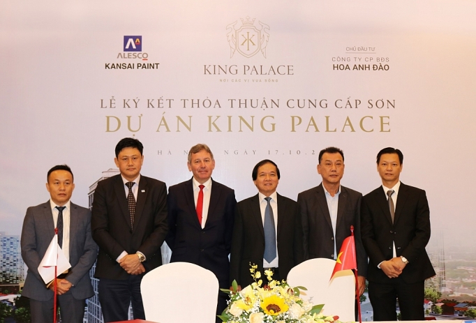 bryan robson bat ngo xuat hien tai biet thu co giua ha noi