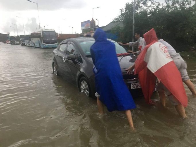 PTI hỗ trợ ô tô bị thủy kích do ngập lụt tại Vinh pti ho tro o to bi thuy kich do ngap lut tai vinh