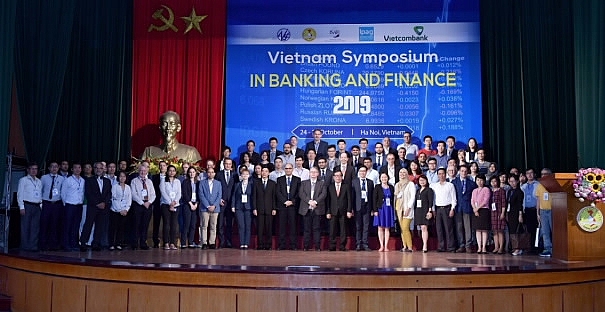 nha n die n va ho a gia i tha ch thu c trong pha t trie n ngan ha ng ta i chi nh khi ho i nha p