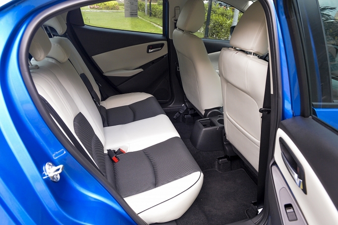 mazda 2 moi va mazda 2 not that sang mau chinh thuc lo dien