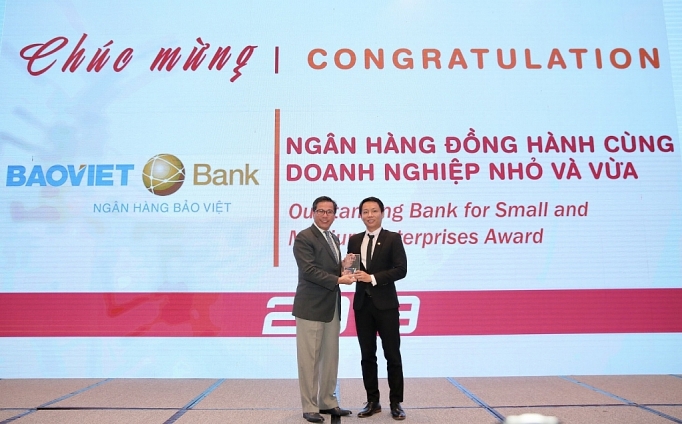 BAOVIET Bank nhận giải thưởng "Ngân hàng đồng hành cùng Doanh nghiệp nhỏ và vừa" baoviet bank nha n gia i thuo ng ngan hang dong hanh cung doanh nghiep nho va vua