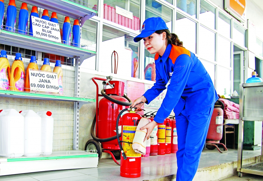 Công ty Xăng dầu khu vực I: Gắn sản xuất, kinh doanh với bảo đảm an toàn cong ty xang dau khu vuc i gan san xuat kinh doanh voi bao dam an toan