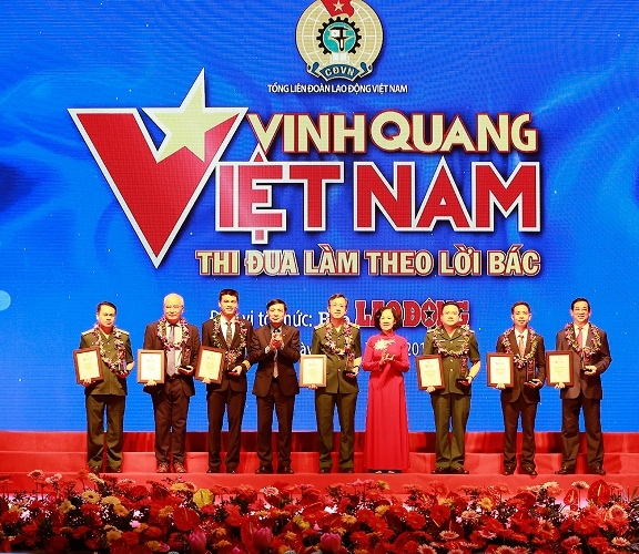 Tôn vinh những tấm gương lao động ton vinh nhung tam guong lao dong