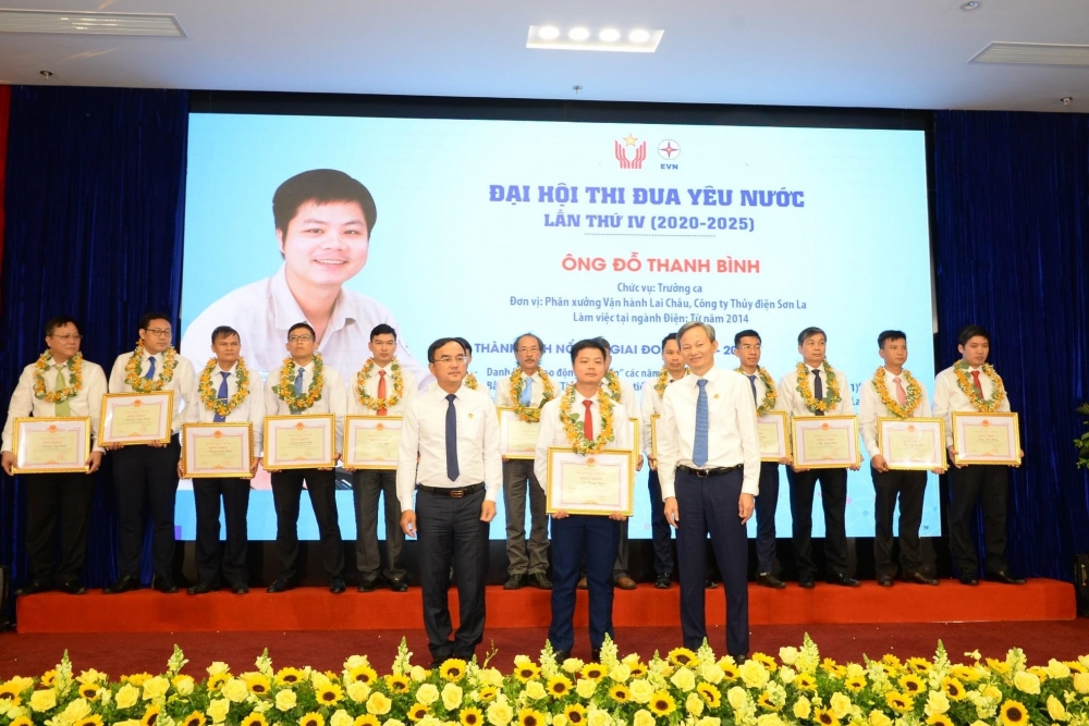 undefined 1637-yc-yy-thanh-binh-hang-yyu-yyng-giya-va-yc-yoan-thai-hyng-hang-sau-ngoai-cung-ben-tay-phyi-dy-yyi-hyi-thi-yua-yeu-nyyc-evn-lyn-thy-iv