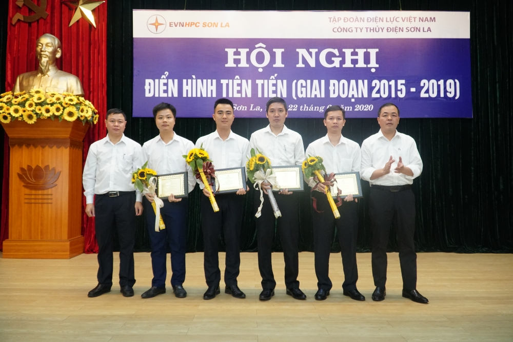 undefined 1640-ong-khyyng-thy-anh-y-giam-yyc-cong-ty-va-ong-lyu-khanh-toan-y-pho-giam-yyc-cong-ty-trao-biyu-tryng-ca-nhan-yiyn-hinh-tien-tiyn-giai-yoyn-2015-y-20