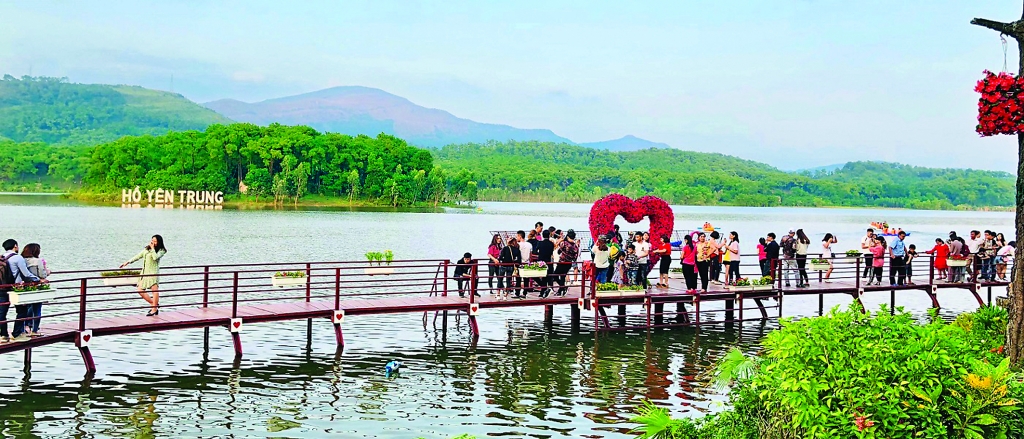 Thành phố Uông Bí: Xây dựng môi trường du lịch văn minh thanh pho uong bi xay dung moi truong du lich van minh