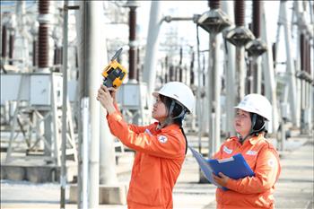 Phụ nữ EVN: Không ngừng học hỏi và sáng tạo Phụ nữ EVN: Không ngừng học hỏi và sáng tạo