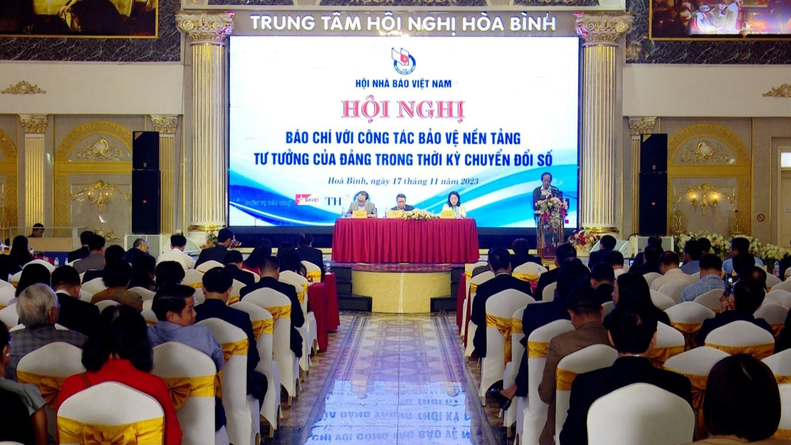Báo chí với công tác bảo vệ nền tảng tư tưởng của Đảng trong thời kỳ chuyển đổi số Báo chí với công tác bảo vệ nền tảng tư tưởng của Đảng trong thời kỳ chuyển đổi số