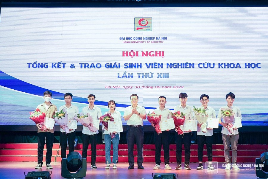Sinh viên Đại học Công nghiệp Hà Nội nghiên cứu thành công “dây chuyền làm bánh trung thu tự động”