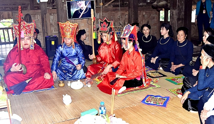 lau then bieu trung van hoa cua nguoi tay