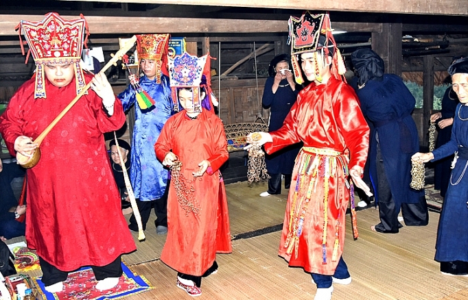 lau then bieu trung van hoa cua nguoi tay