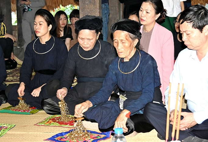 lau then bieu trung van hoa cua nguoi tay