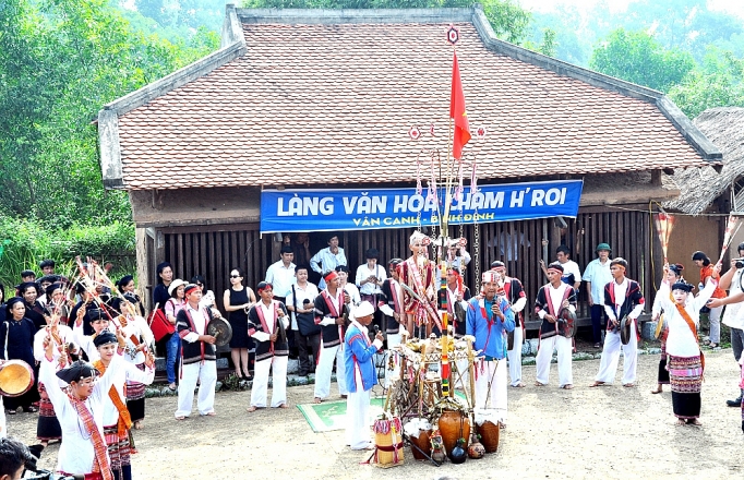 mua trong doi net van hoa cua nguoi cham hroi