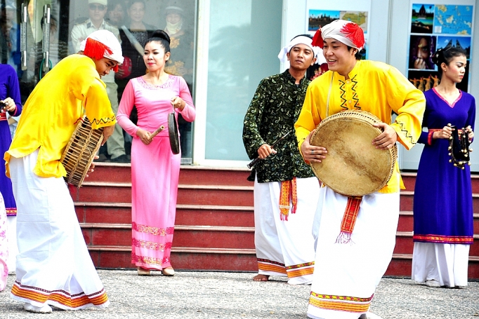 mua trong doi net van hoa cua nguoi cham hroi