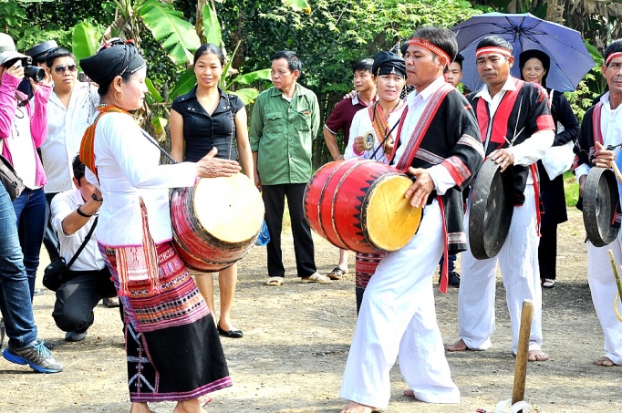 mua trong doi net van hoa cua nguoi cham hroi