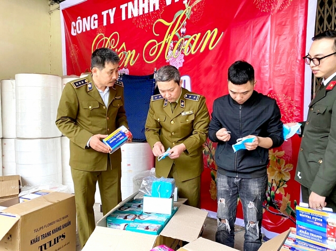 phat hien khau trang lam gia tu giay ve sinh