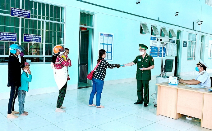 Đồng hành cùng đồng bào ngăn chặn COVID-19 dong hanh cung dong bao ngan chan covid 19