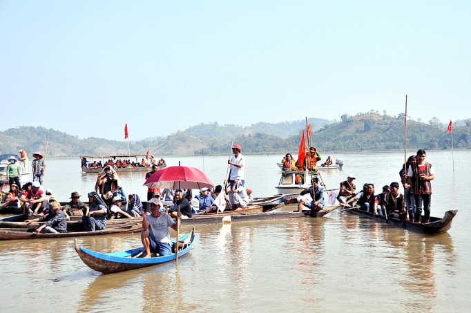 Nét độc đáo của thuyền độc mộc Tây Nguyên thuyen doc moc tay nguyen