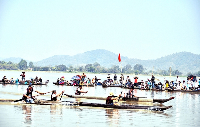 Nét độc đáo của thuyền độc mộc Tây Nguyên thuyen doc moc tay nguyen