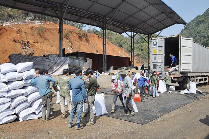 dong luc thap sang vung bien