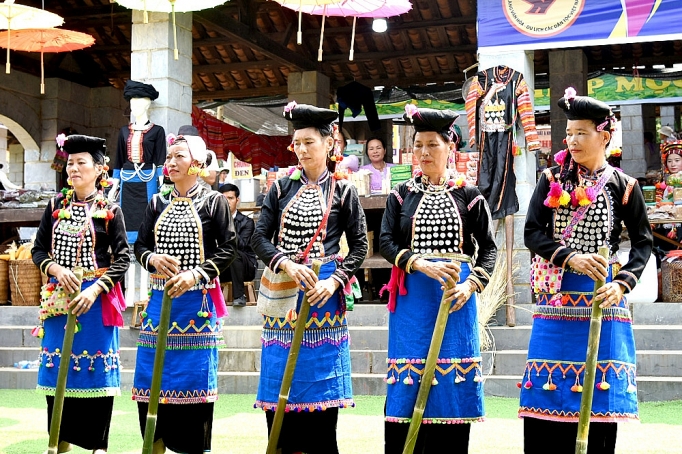 trang phuc cac dan toc vung tay bac