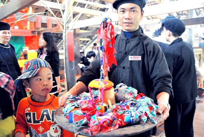 Ném còn - trò chơi dân gian ở vùng cao Tây Bắc nem con tro choi dan gian o vung cao tay bac