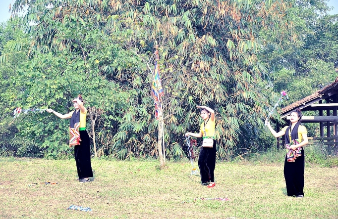 Ném còn - trò chơi dân gian ở vùng cao Tây Bắc nem con tro choi dan gian o vung cao tay bac