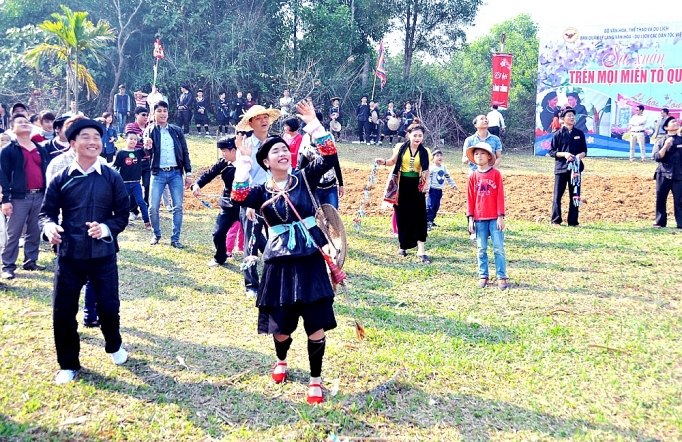 Ném còn - trò chơi dân gian ở vùng cao Tây Bắc nem con tro choi dan gian o vung cao tay bac