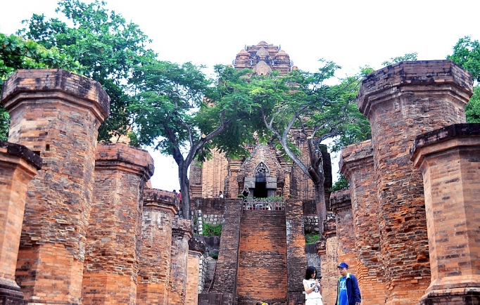 Tháp Bà Ponagar - quần thể kiến trúc Chăm thap ba ponagar quan the kien truc cham