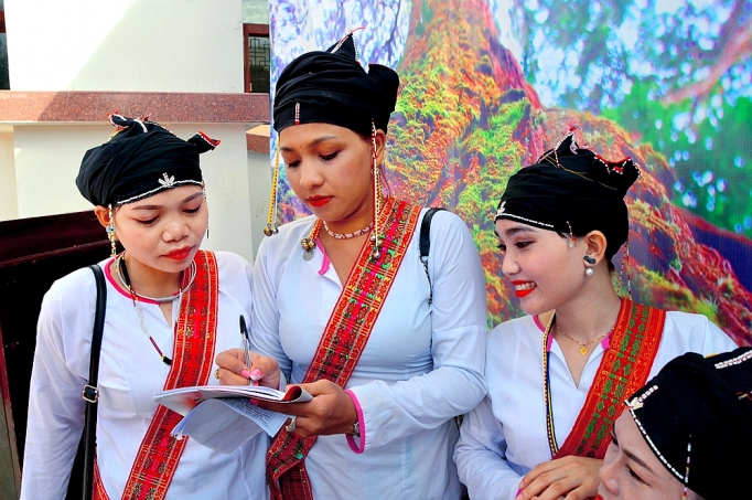 trang phuc cua dong bao cham hroi