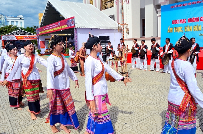 trang phuc cua dong bao cham hroi