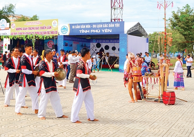 trang phuc cua dong bao cham hroi