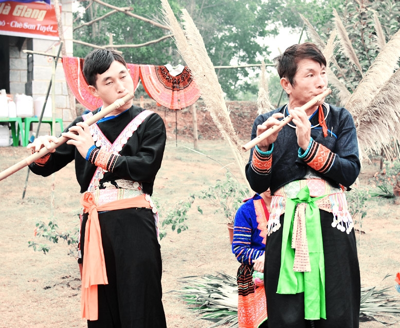 sang tac ca khuc ve dan toc