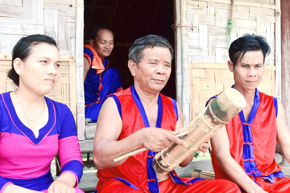 sang tac ca khuc ve dan toc