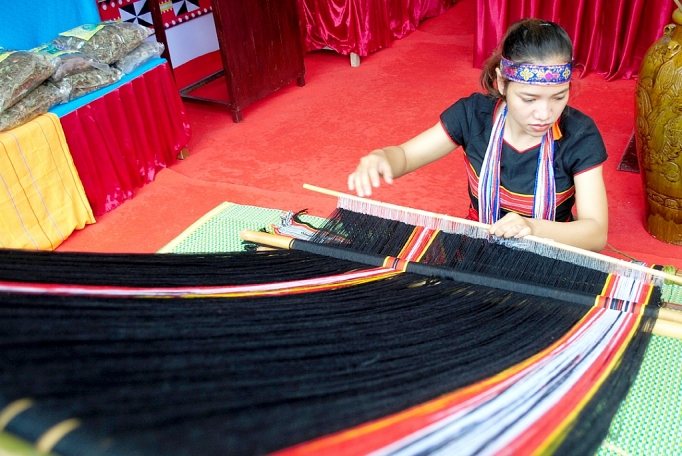 Giữ gìn nghề dệt thổ cẩm để bảo tồn văn hoá giu gin nghe det tho cam de bao ton van hoa