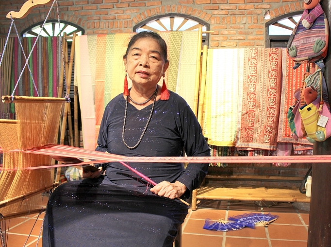 ban tay vang cua nguoi phu nu cham