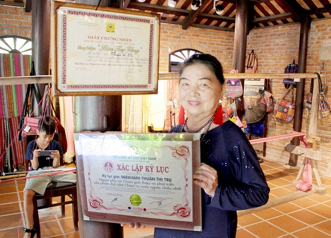 ban tay vang cua nguoi phu nu cham