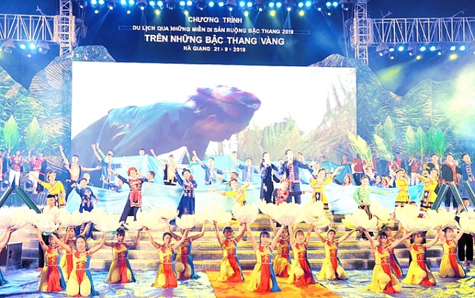 Lời mời gọi từ những bậc thang vàng loi moi goi tu nhung bac thang vang