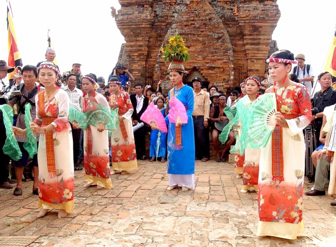 nhung nguoi phu nu lan toa van hoa cham