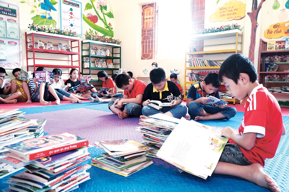 undefined 1134-dua-sach-ve-ban-cho-hoc-sinh-anh-1