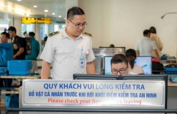 Nhặt ví tiền tại Nội Bài, bay đến Tân Sơn Nhất vẫn không thoát