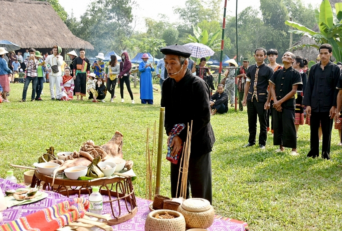 Lễ cầu mùa dân tộc Khơ Mú le cau mua dan toc kho mu