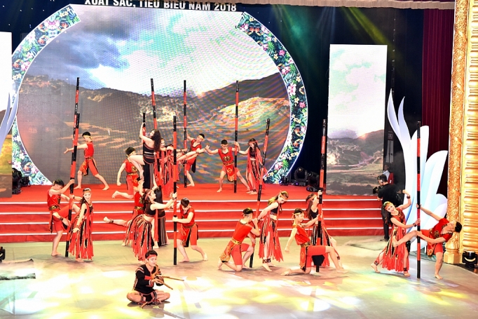 phat huy suc manh sang tao cua van nghe si dtts